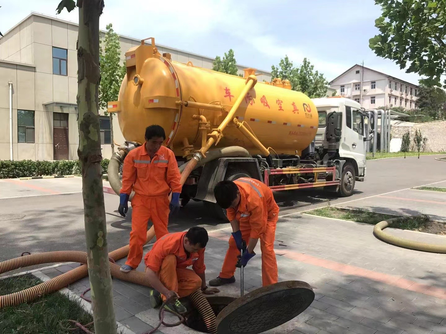 四川管道疏通车停在窨井附近